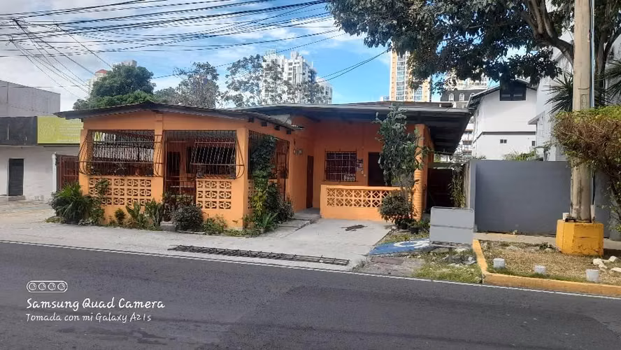 House with land for sale on 71 st Street , San Francisco. Panamá City