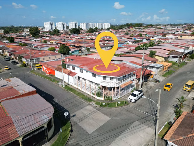 Casa de esquina 2 niveles en Don Bosco a la venta