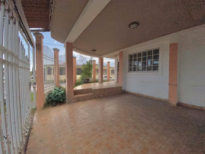 Casa de esquina 2 niveles en Don Bosco a la venta