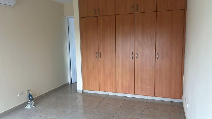 SE VENDE CÓMODO APARTAMENTO A UNA CUADRA DE AVENIDA BALBOA