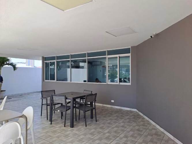 SE VENDE CÓMODO APARTAMENTO A UNA CUADRA DE AVENIDA BALBOA