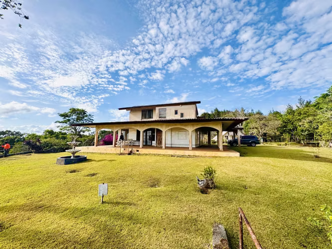 Se vende finca en Altos de Cerro Azul