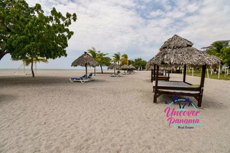 Nikky Beach Playa Blanca – Impresionante apartamento frente al mar en venta