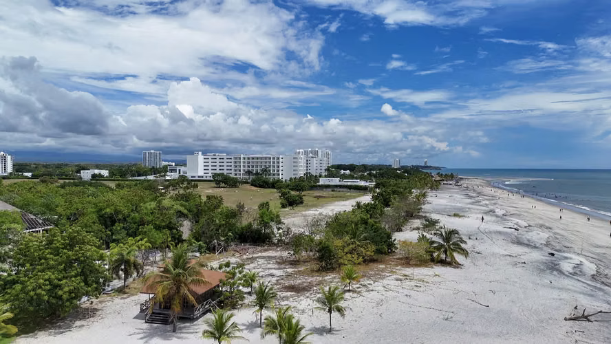 Nikky Beach Playa Blanca – Impresionante apartamento frente al mar en venta