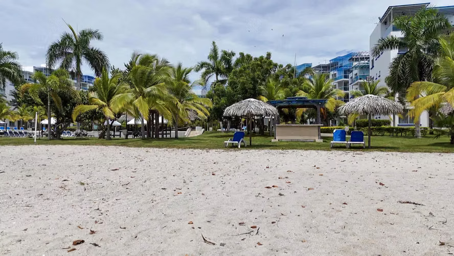 Nikky Beach Playa Blanca – Impresionante apartamento frente al mar en venta