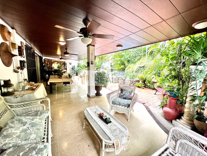 Vendo Casa de 3 niveles en Hato Pintado