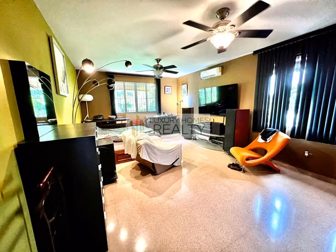 Vendo Casa de 3 niveles en Hato Pintado