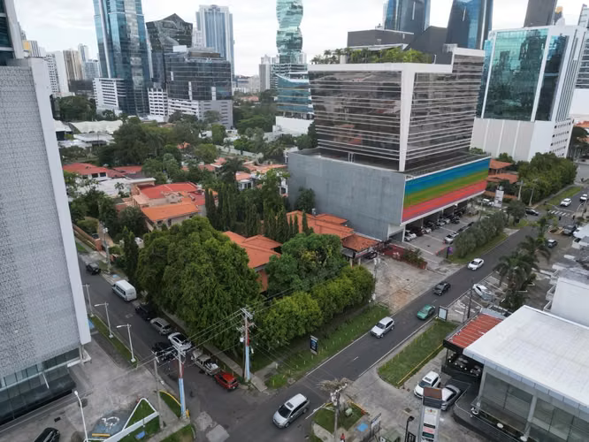 Venta de Terrenos en Obarrio de 1,968m2 y 900m2 de mejoras