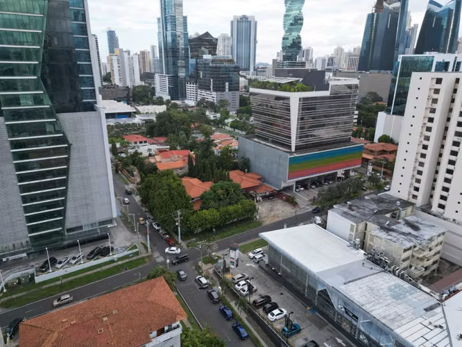 Venta de Terrenos en Obarrio de 1,968m2 y 900m2 de mejoras