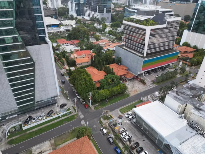 Venta de Terrenos en Obarrio de 1,968m2 y 900m2 de mejoras