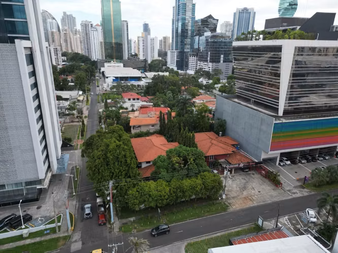 Venta de Terrenos en Obarrio de 1,968m2 y 900m2 de mejoras