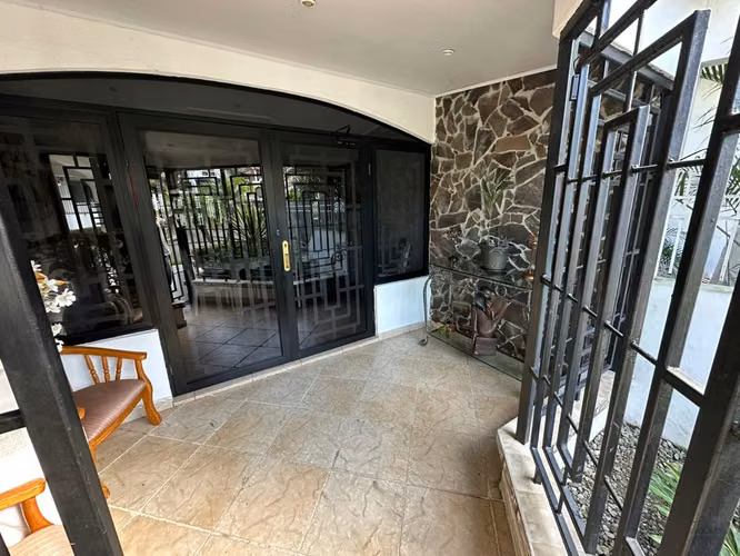 SE VENDE CASA EN URBANIZACION EL BOSQUE