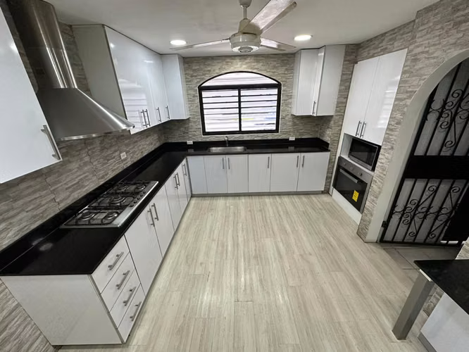 SE VENDE CASA EN URBANIZACION EL BOSQUE