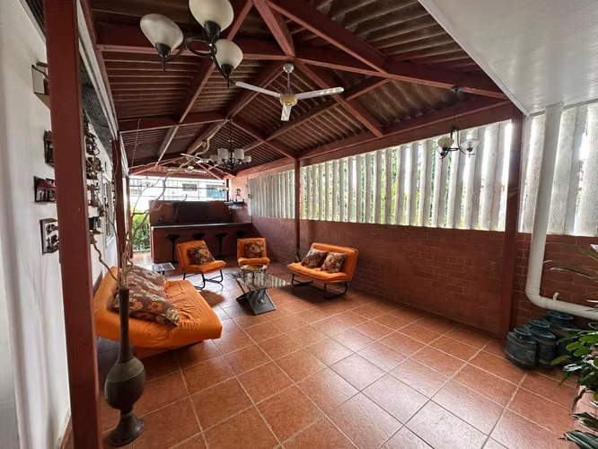 SE VENDE CASA EN URBANIZACION EL BOSQUE