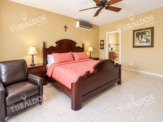 Venta de casa en Costa del Este, 4 recámaras con piscina y amplia terraza