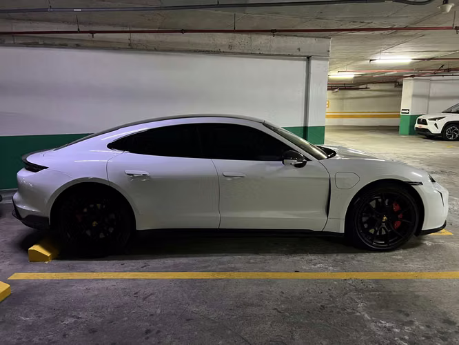 PORSCHE TYCAN GTS 2022