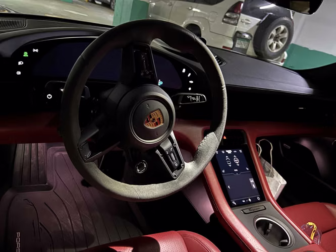 PORSCHE TYCAN GTS 2022