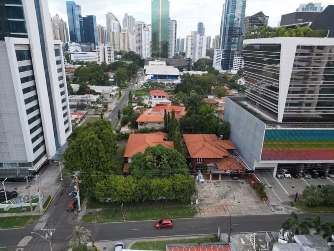 Venta de Terreno con Casa en Obarrio, 450m2 de construcción y 1,071m2 de terreno