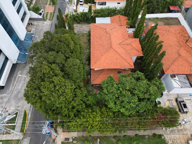 Venta de Terreno con Casa en Obarrio, 450m2 de construcción y 1,071m2 de terreno