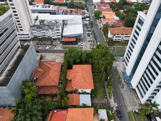 Venta de Terreno con Casa en Obarrio, 450m2 de construcción y 1,071m2 de terreno