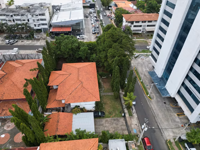 Venta de Terreno con Casa en Obarrio, 450m2 de construcción y 1,071m2 de terreno