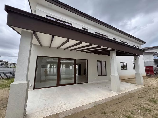 Alquiler y venta de casa en The Woods Santa María