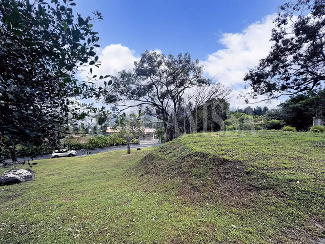 Oportunidad! Se vende Hermoso Terreno con Vistas en Altos del Maria