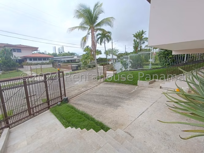 Venta de Casa Unifamiliar en Loma Alegre, Altos del Golf 25-8984GG