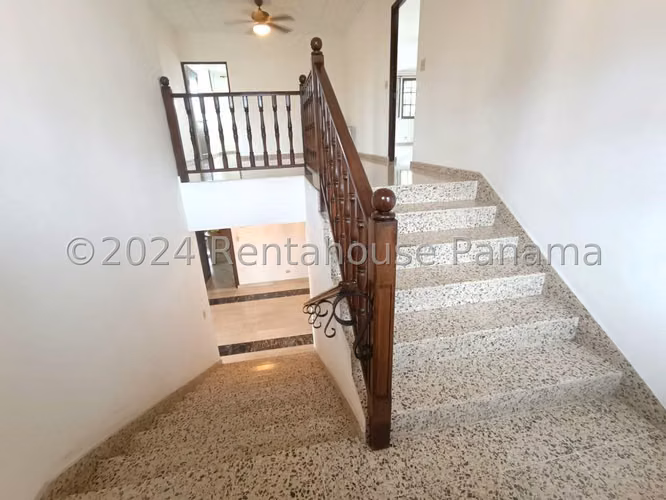Venta de Casa Unifamiliar en Loma Alegre, Altos del Golf 25-8984GG