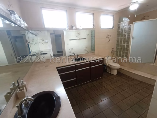Venta de Casa Unifamiliar en Loma Alegre, Altos del Golf 25-8984GG