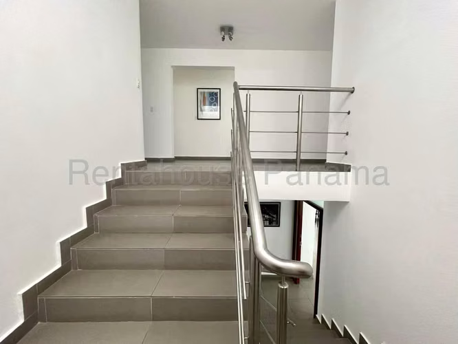 Venta de Casa Exclusiva con 500 m2 de Terreno en Obarrio 26-23GG