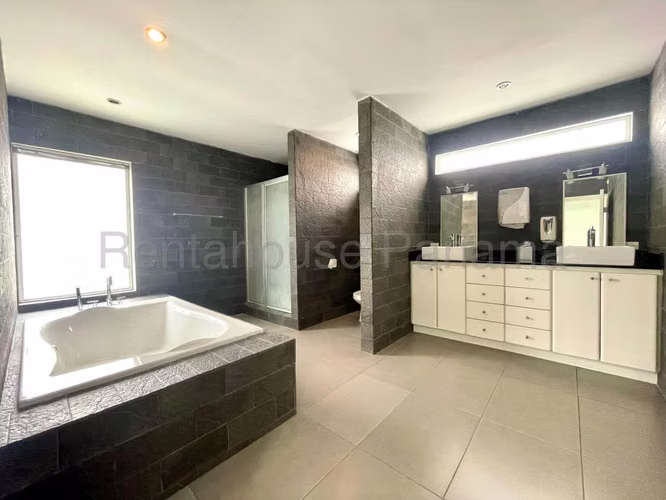 Venta de Casa Exclusiva con 500 m2 de Terreno en Obarrio 26-23GG
