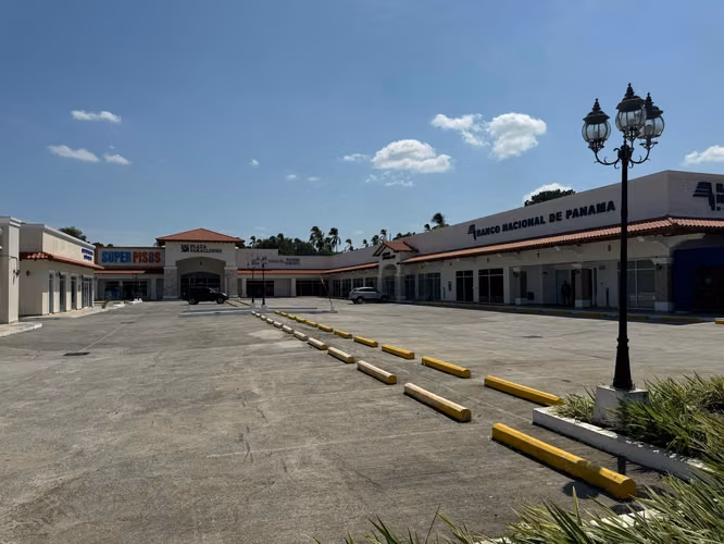 Alquilo local en Plaza Farallón, Río Hato # 2208 lad