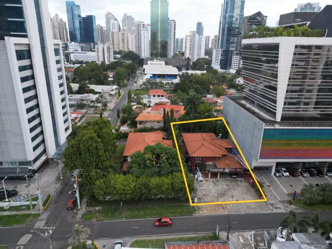 Venta de Terreno con Casa en Obarrio, 900m2 de terreno y 450m2 de Construcción - Imagen 2