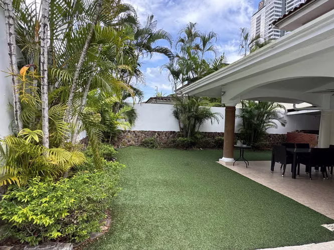 Vendo Espaciosa Residencia en Costa del Este - Costa Azul