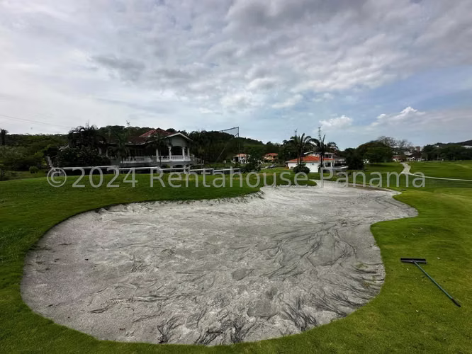 Venta de Casa Glamorosa de 625 m2 en Club de Golf, Brisas del Golf 24-9524GG