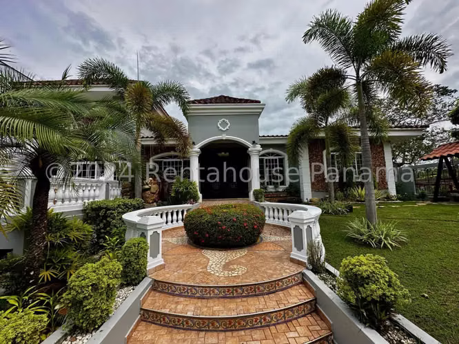 Venta de Casa Glamorosa de 625 m2 en Club de Golf, Brisas del Golf 24-9524GG