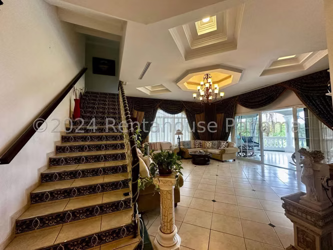 Venta de Casa Glamorosa de 625 m2 en Club de Golf, Brisas del Golf 24-9524GG