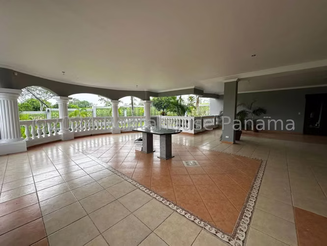 Venta de Casa Glamorosa de 625 m2 en Club de Golf, Brisas del Golf 24-9524GG
