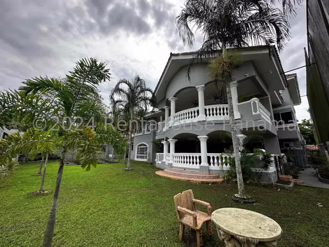 Venta de Casa Glamorosa de 625 m2 en Club de Golf, Brisas del Golf 24-9524GG