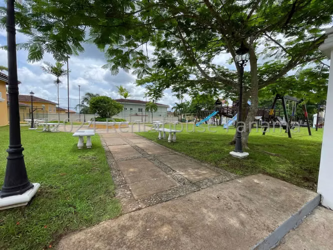 Venta de Casa Unifamiliar en PH Rainforest Villas, Altos de Panamá 22-2105GG