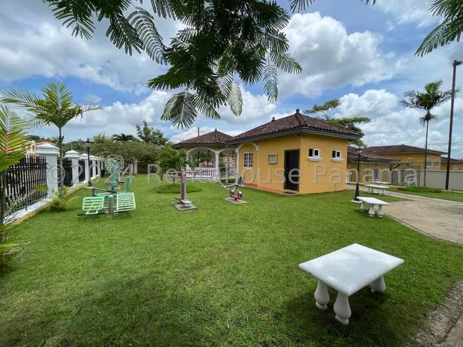 Venta de Casa Unifamiliar en PH Rainforest Villas, Altos de Panamá 22-2105GG