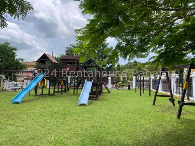 Venta de Casa Unifamiliar en PH Rainforest Villas, Altos de Panamá 22-2105GG