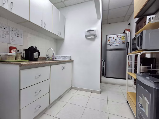 Venta de Oficina en Marbella con acabados y divisiones