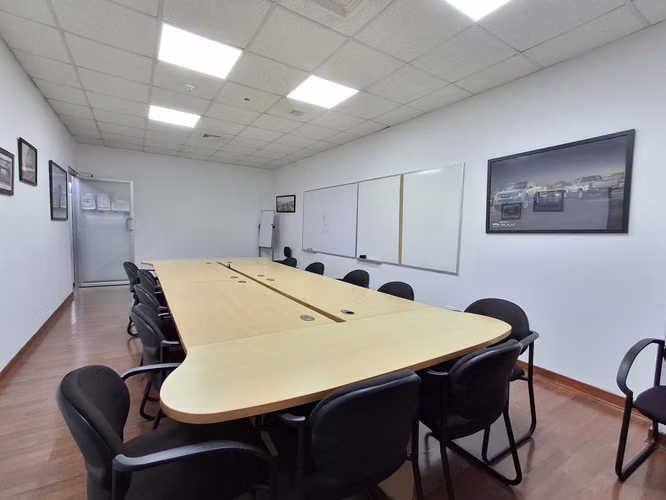 Venta de Oficina en Marbella con acabados y divisiones