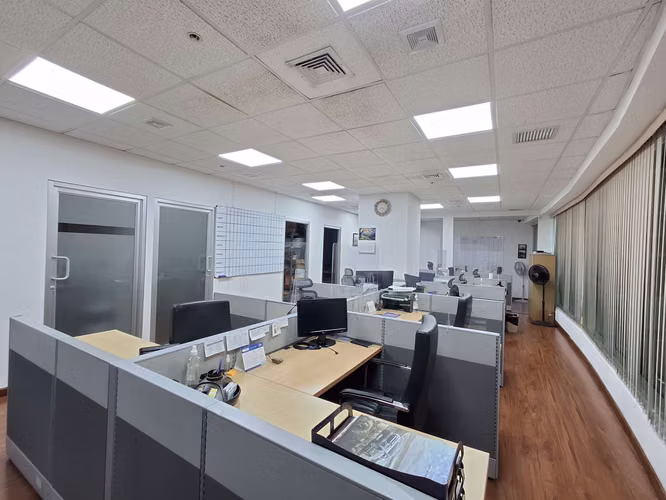 Venta de Oficina en Marbella con acabados y divisiones