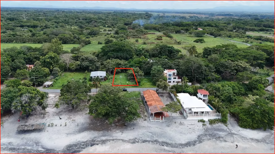 Land on the second line from the sea in Juan Hombrón