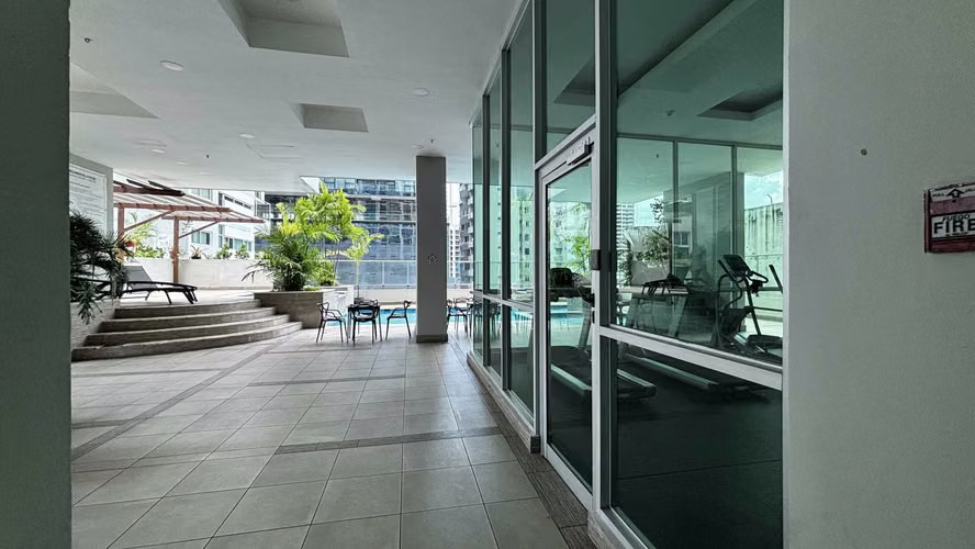 ¡Vive a pasos del Parque Urracá y la Cinta Costera! Apartamento con terraza en Bella Vista - Imagen 15