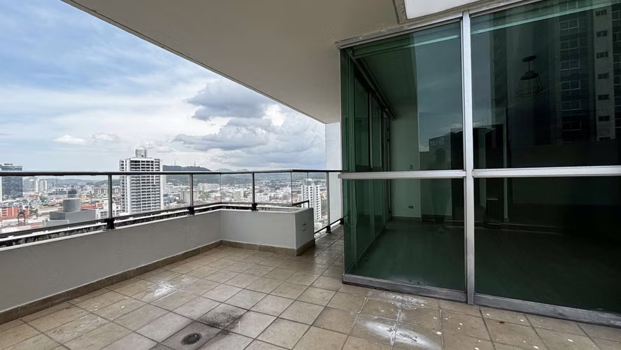 ¡Vive a pasos del Parque Urracá y la Cinta Costera! Apartamento con terraza en Bella Vista - Imagen 6