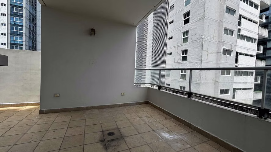 ¡Vive a pasos del Parque Urracá y la Cinta Costera! Apartamento con terraza en Bella Vista - Imagen 5
